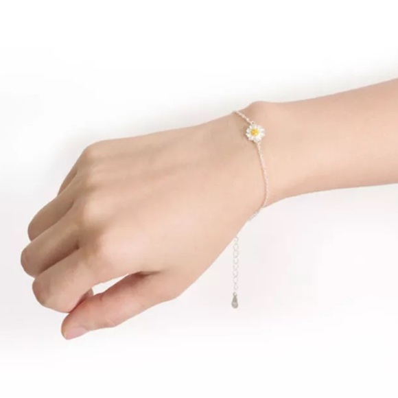 NEW Silver Toned Daisy Flower Adjustable Bracelet Dainty & So Cute! - Picture 2 of 3